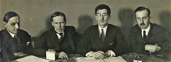 Členy prezidiuma Gosudarstvennoj Akademii chudožestvennych nauk. Sleva napravo: B. V. Šapošnikov, G. G. Špet (vice-prezident GAChN), P. S. Kogan (prezident GAChN), A. A. Sidorov. 1920-e gody. Iz sobranija B. V. Šapošnikova. Literaturnyj muzej IRLI RAN