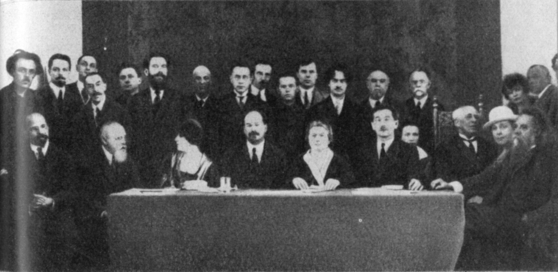 Луначарский, А.В. среди участников торжественного заседания в Государственной академии художественных наук, посвященного пятидесятилетию со дня его рождения (1926)